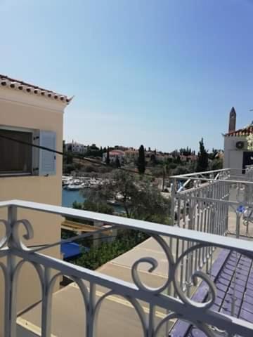 Old Harbor Apartments Spétses Dış mekan fotoğraf